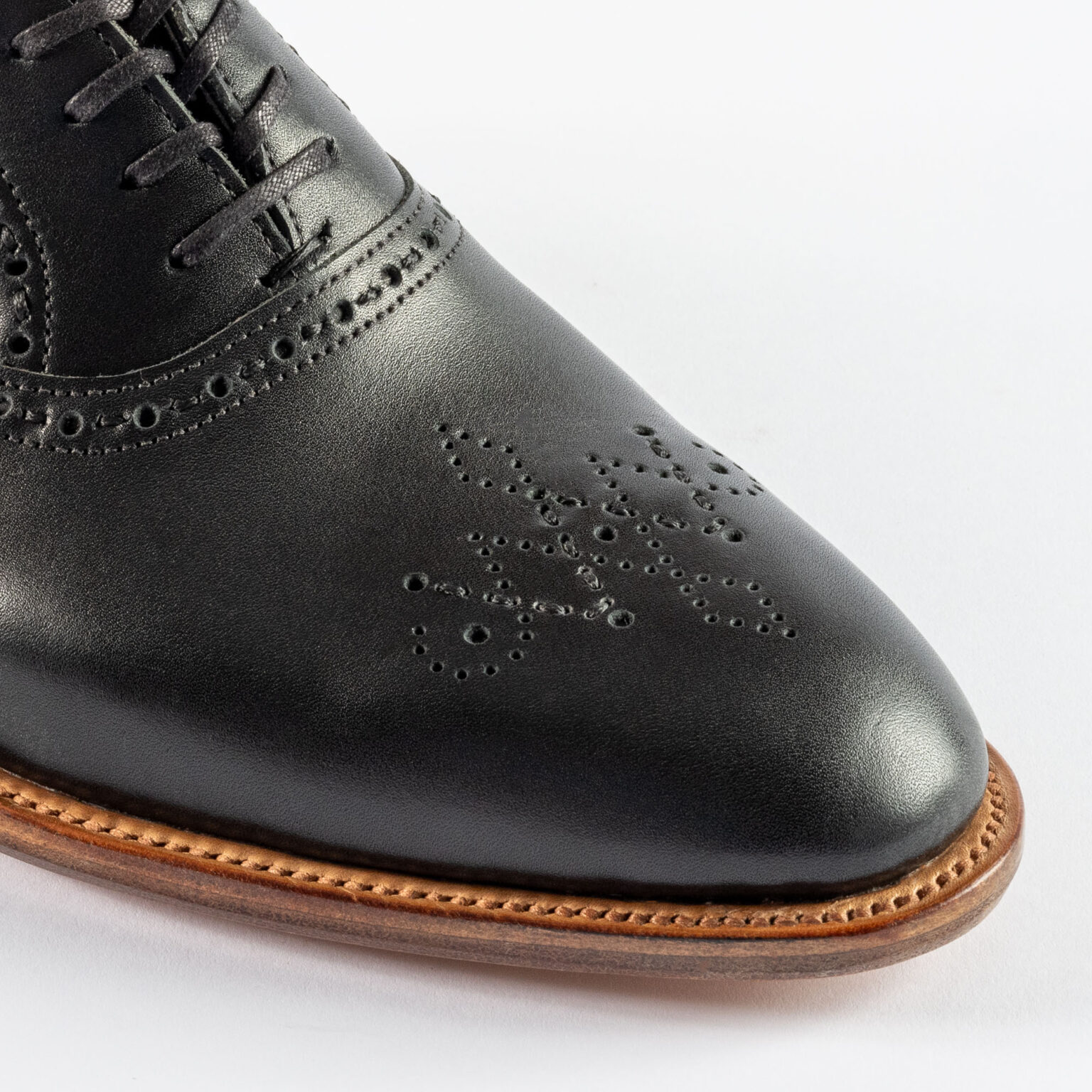 Closeup of signature E.Woodford medallion on Redbourne Oxford in Black J & FJ Baker English Calf